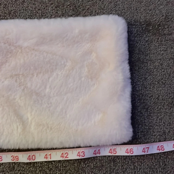 Apparis Faux Fur Scarf White The Future is Vegan - Picture 3 of 5